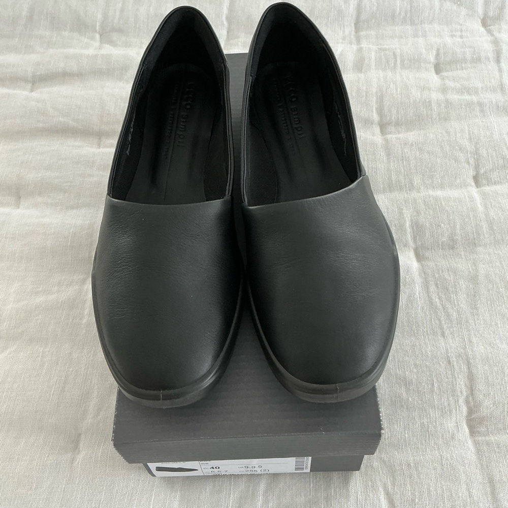 NIB Ecco Women’s Black leather Slip-On Simpil Loafers
Size 40